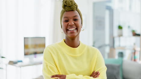 Feliz,-Sonrisa-Y-Retrato-De-Mujer-Negra-En-La-Oficina