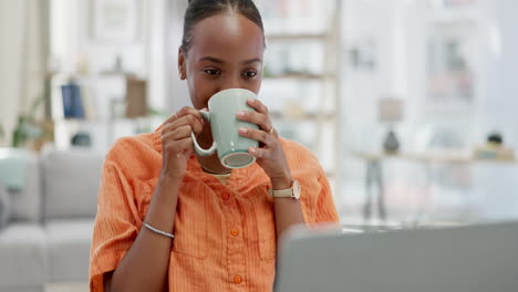 Mujer-Negra,-Hogar-Y-Película-En-Una-Computadora-Portátil-Con-Café