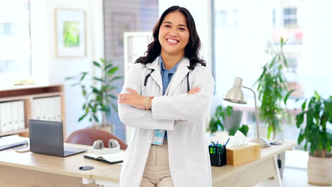 Mujer-Asiática-Feliz,-Doctora-Y-Confianza-Con-Los-Brazos
