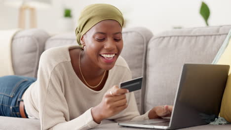 Laptop,-Kreditkarte-Und-Aufgeregte-Schwarze-Frau