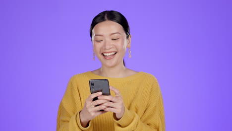 Risa,-Teléfono-Y-Mujer-Asiática-Aislada-En-Púrpura