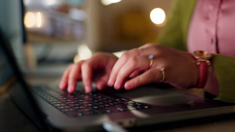 Laptop,-Überstunden-Und-Hände-Einer-Frau,-Die-E-Mails-Schreibt