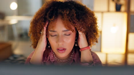 Schwarze-Frau,-Kopfschmerzen-Und-Schmerzen-Mit-Burnout