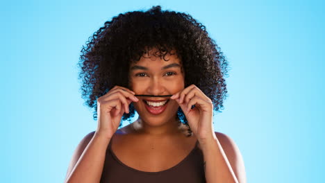 Haare,-Schnurrbart-Und-Eine-Verspielte-Schwarze-Frau,-Die-Witze-Macht