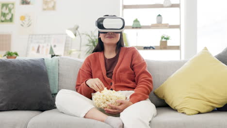 Vr,-Filme-Schauen-Und-Frau-Auf-Sofa-Mit-Popcorn