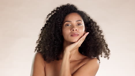 Schönheit,-Hautpflege-Und-Gesicht-Einer-Schwarzen-Frau-Im-Studio