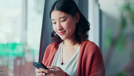 Mujer-Asiática,-Teléfono-Inteligente-Y-Escribiendo-Con-Una-Sonrisa
