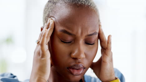 Kopfschmerzen,-Schmerzen-Und-Schwarze-Frau-Mit-Migräne