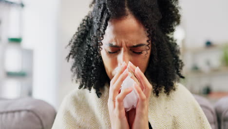 Kranke-Frau,-Gewebe-Und-Nase-Zu-Hause-Wegen-Allergien