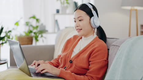 Computadora-Portátil,-Auriculares-Y-Mujer-Asiática-En-El-Sofá