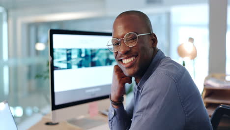 Schwarzer-Mann,-Geschäft-Und-Lächeln-Im-Gesicht-Durch-Büro