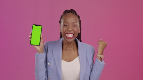 Schwarze-Frau,-Telefon-Und-Grüner-Bildschirm-Auf-Dem-Modell
