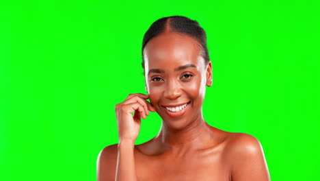 Schwarze-Frau,-Schönheit-Und-Gesicht-Mit-Lachen-Auf-Grün