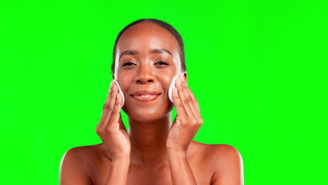 Schwarze-Frau,-Gesichtsbehandlung-Und-Wattepad-Auf-Grün