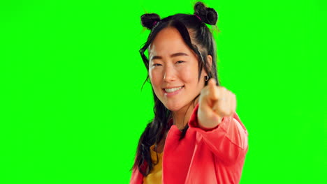 Asiatische-Frau,-Zeigen-Sie-Auf-Sie-Und-Blicken-Sie-Auf-Grünem-Bildschirm
