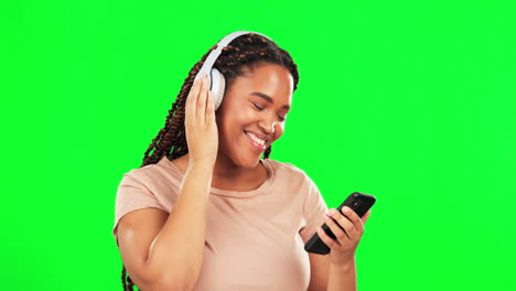 Glückliche-Frau,-Grüner-Bildschirm-Und-Tanz-Mit-Telefon