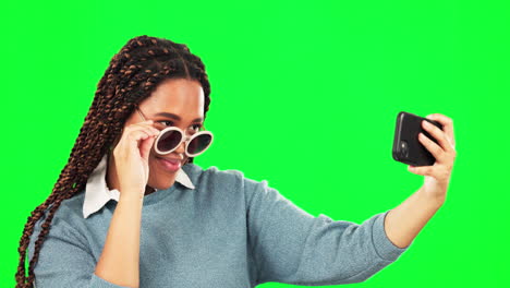 Selfie,-Gafas-De-Sol-Y-Sonrisa-Con-Una-Mujer