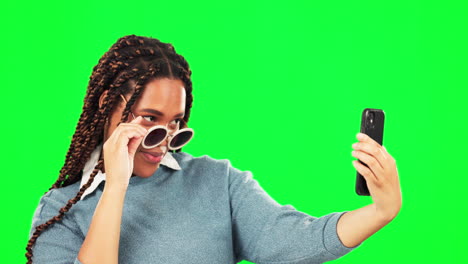 Selfie,-Sonnenbrille-Und-Haltung-Mit-Einer-Frau