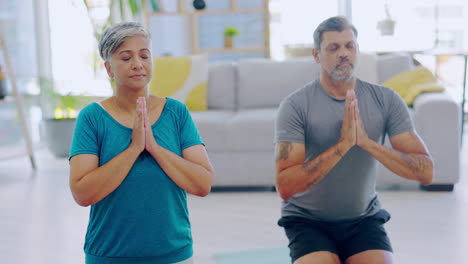 Yoga,-Meditation-Und-Paar-In-Namaste-Zu-Hause