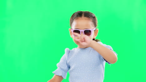 Cool,-Tanzen-Und-Ein-Kind-Mit-Sonnenbrille-Auf-Einem-Grün