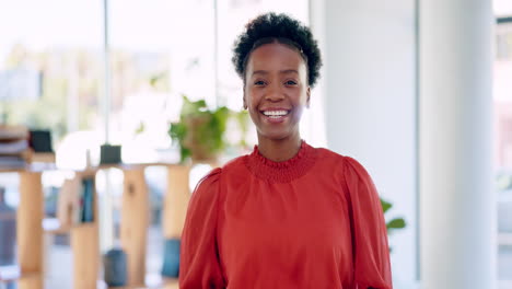 Schwarze-Frau,-Gesicht-Und-Lächeln-Im-Startup-Büro