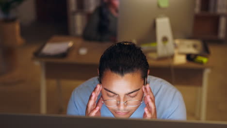 Büro,-Nacht-Oder-Mann-Mit-Kopfschmerzen