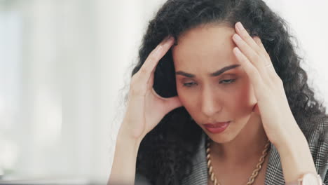 Kopfschmerzen,-Stress-Und-Geschäftsfrau-Im-Büro