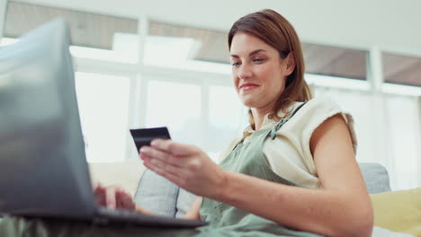 Glückliche-Frau,-Laptop-Und-Kreditkarte-Für-Online