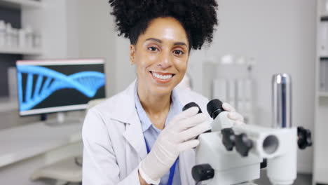 Gesichtslächeln,-Frau-Und-Wissenschaftler-Mit-Mikroskop