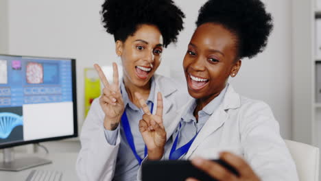 Mujeres,-Científicos-Y-Selfie-Con-El-Signo-De-La-Paz-En-El-Laboratorio.
