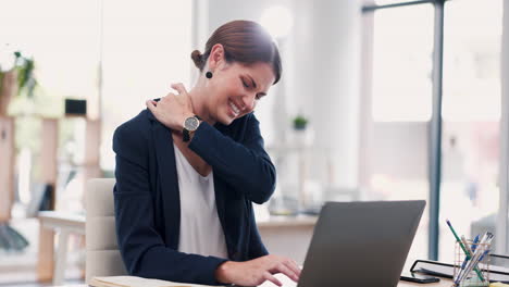 Geschäftsfrau,-Laptop-Und-Nackenschmerzen-Im-Stress