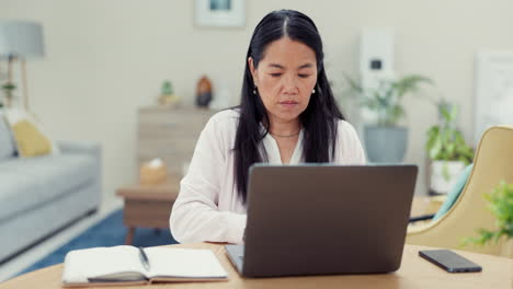 Laptop,-Notebook-Und-Eine-ältere-Asiatische-Geschäftsfrau