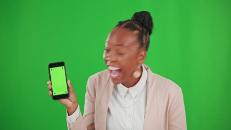 Pantalla-Verde,-Mujer-Emocionada-Y-Negra-Con-Teléfono