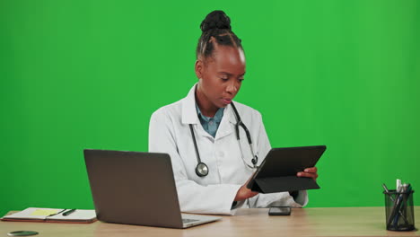 Arzt,-Frau-Und-Grüner-Bildschirm-Mit-Einem-Laptop