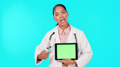 Médico,-Cara-Y-Tableta-En-Estudio-Con-Verde