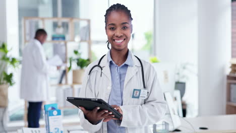 Tableta,-Médico-Y-Rostro-De-Mujer-Negra-Feliz