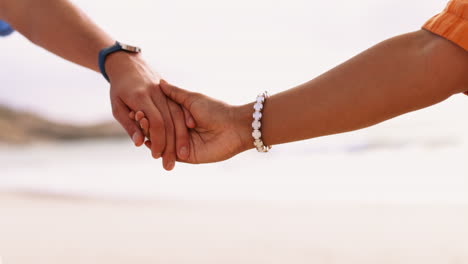 Paar,-Liebe-Und-Händchenhalten-Am-Strand