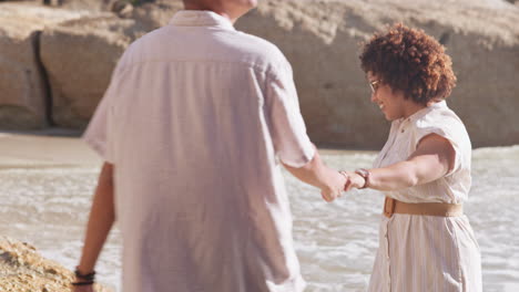 Holding-hands,-love-and-couple-on-beach