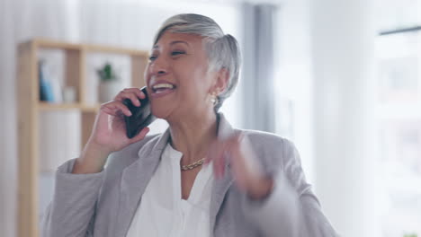 Kommunikation,-Glückliche-ältere-Frau-Am-Telefon