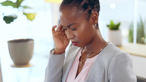 Schwarze-Frau,-Kopfschmerzen-Und-Schmerzen-Im-Geschäftsbüro