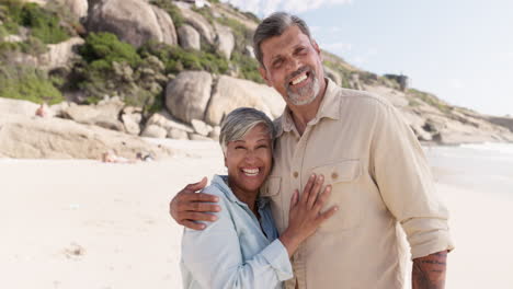 Älteres-Paar,-Strand-Und-Umarmungsporträt-Mit-Einem-Lächeln