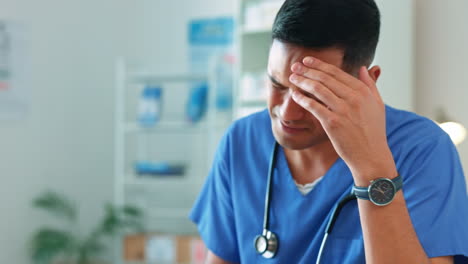 Kopfschmerzen,-Papierkram-Und-Männlicher-Arzt-Mit-Stress