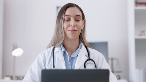 Médico,-Computadora-Portátil-Y-Videollamada-Con-Una-Mujer-En-La-Oficina