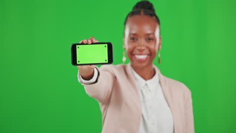 Grüner-Bildschirm,-Glückliche-Und-Schwarze-Frau-Mit-Telefon