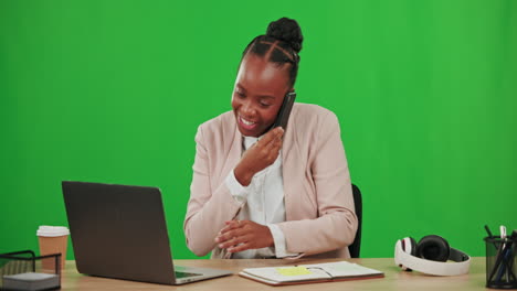 Computadora-Portátil,-Llamada-Telefónica-Y-Mujer-Negra-Escribiendo-En-Verde