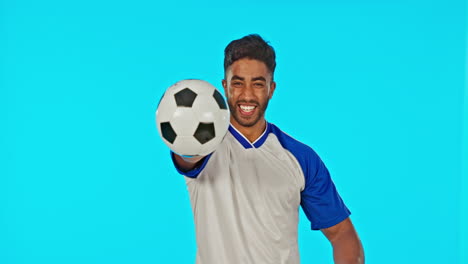 Balón-De-Fútbol,-Hombre-Sonríe-Y-Señala-En-El-Estudio