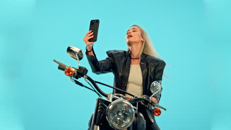 Selfie,-Blauer-Hintergrund-Oder-Frau-Auf-Dem-Motorrad