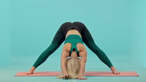 Fitness,-Frau-Und-Yoga-Stretching-Auf-Der-Matte