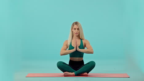 Mediación-De-Fitness,-Mujer-Y-Yoga-En-Estudio-Sobre-Alfombra.