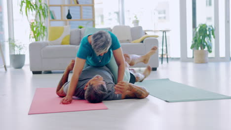 Yoga,-Spaß-Und-Seniorenpaar-In-Der-Lounge